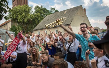 fot. Daniel Frymark. Historyczny mecz i spontaniczna strefa kibica, która powstała w ogrodzie podcza