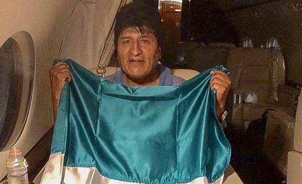 Evo Morales w drodze do Meksyku na pokładzie meksykańskiego samolotu wojskowego i z meksykańską flag
