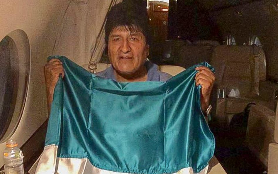 Evo Morales w drodze do Meksyku na pokładzie meksykańskiego samolotu wojskowego i z meksykańską flag