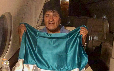 Evo Morales w drodze do Meksyku na pokładzie meksykańskiego samolotu wojskowego i z meksykańską flag