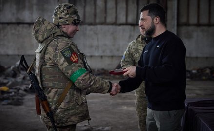 Prezydent Zełenski w pobliżu Bachmutu spotkał się z żołnierzami