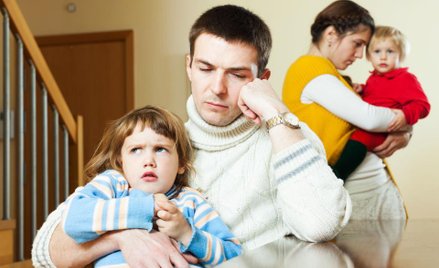 Sąd: konflikt rodziców a meldunek dziecka