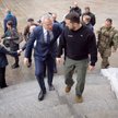 Jens Stoltenberg (z lewej) i Wołodymyr Zełenski na schodach prezydenckiej administracji w Kijowie