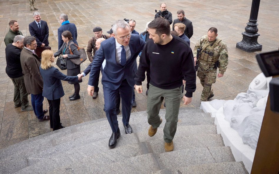 Jens Stoltenberg (z lewej) i Wołodymyr Zełenski na schodach prezydenckiej administracji w Kijowie