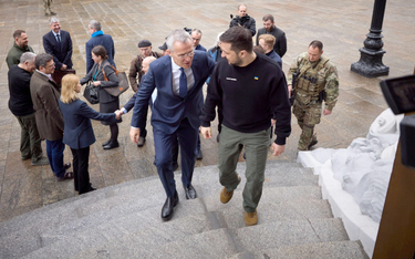 Jens Stoltenberg (z lewej) i Wołodymyr Zełenski na schodach prezydenckiej administracji w Kijowie