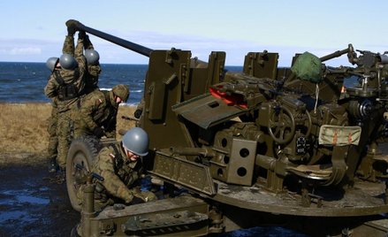 Wojsko maluje hełmy pamiętające głęboki PRL