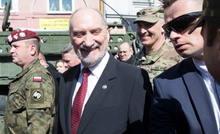 Antoni Macierewicz ze specjalną ochroną Żandarmerii Wojskowej