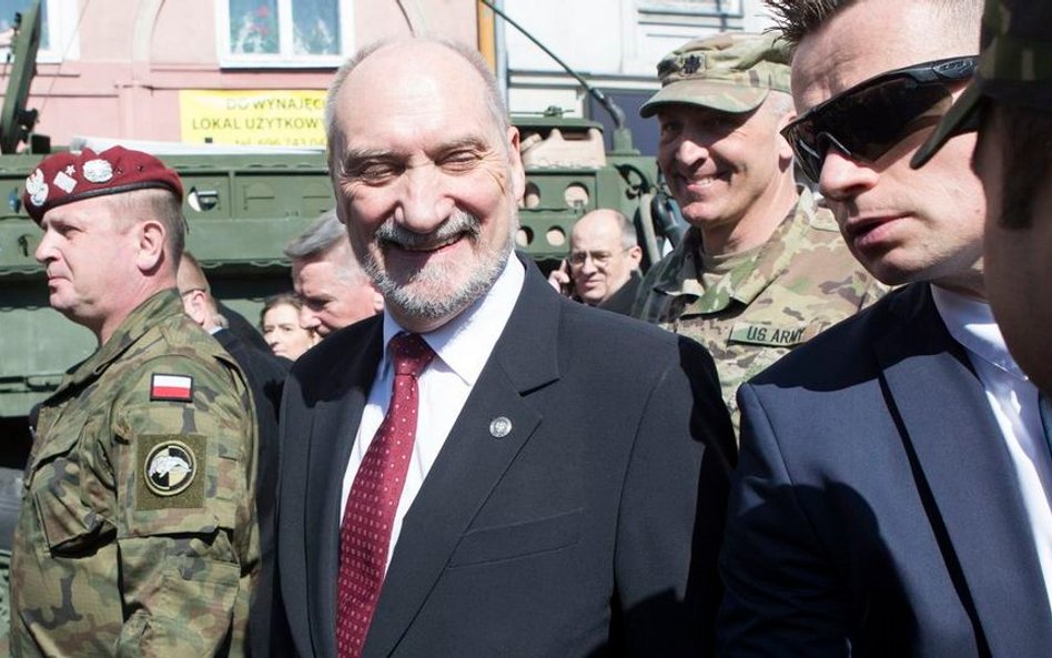 Antoni Macierewicz ze specjalną ochroną Żandarmerii Wojskowej