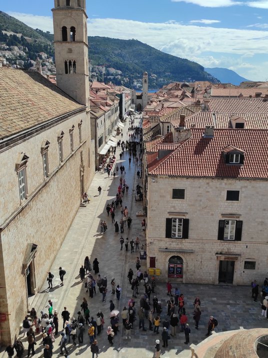 Stradun, główna ulica dubrownickiego Starego Miasta, widziana z murów