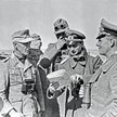 Feldmarszałek Erwin Rommel (na zdjęciu z prawej, pośród swoich na pustyni libijskiej w lutym 1942 r.