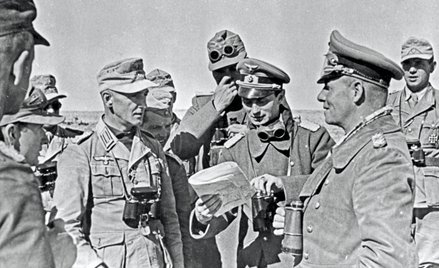 Feldmarszałek Erwin Rommel (na zdjęciu z prawej, pośród swoich na pustyni libijskiej w lutym 1942 r.
