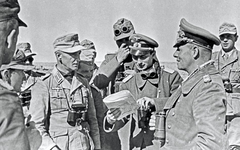 Feldmarszałek Erwin Rommel (na zdjęciu z prawej, pośród swoich na pustyni libijskiej w lutym 1942 r.