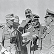 Feldmarszałek Erwin Rommel (na zdjęciu z prawej, pośród swoich na pustyni libijskiej w lutym 1942 r.