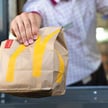 Pod hasłem „Przyjaźń od kuchni” amerykanski koncern reklamuje, jak fajnie pracuje się w McDonald’s