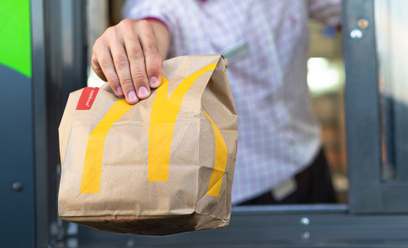 Pod hasłem „Przyjaźń od kuchni” amerykanski koncern reklamuje, jak fajnie pracuje się w McDonald’s