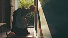 „Wpatrując się w słońce”