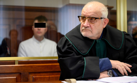 Oskarżony Dawid F. (L) i adwokat Jan Widacki (P) w Sądzie Apelacyjnym w Poznaniu