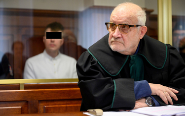 Oskarżony Dawid F. (L) i adwokat Jan Widacki (P) w Sądzie Apelacyjnym w Poznaniu