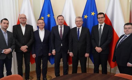 Sekretarz stanu w MSiT Piotr Borys (w środku) poświęcił pierwszy termin na spotkanie z kierownictwem