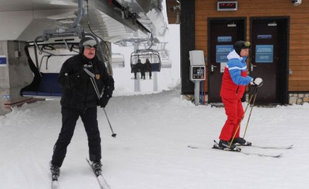 Aleksander Łukaszenko (z lewej) na nartach w Soczi udowadniał Władimirowi Putinowi, że jest w bardzo