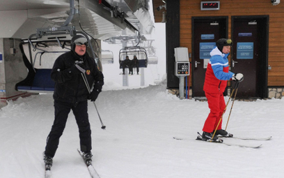 Aleksander Łukaszenko (z lewej) na nartach w Soczi udowadniał Władimirowi Putinowi, że jest w bardzo
