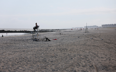 Pusta plaża Rockaway Beach w Queens po ataku rekina