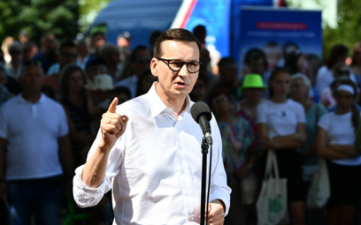 Premier Mateusz Morawiecki podczas pikniku rodzinnego 800+ w Kępicach.