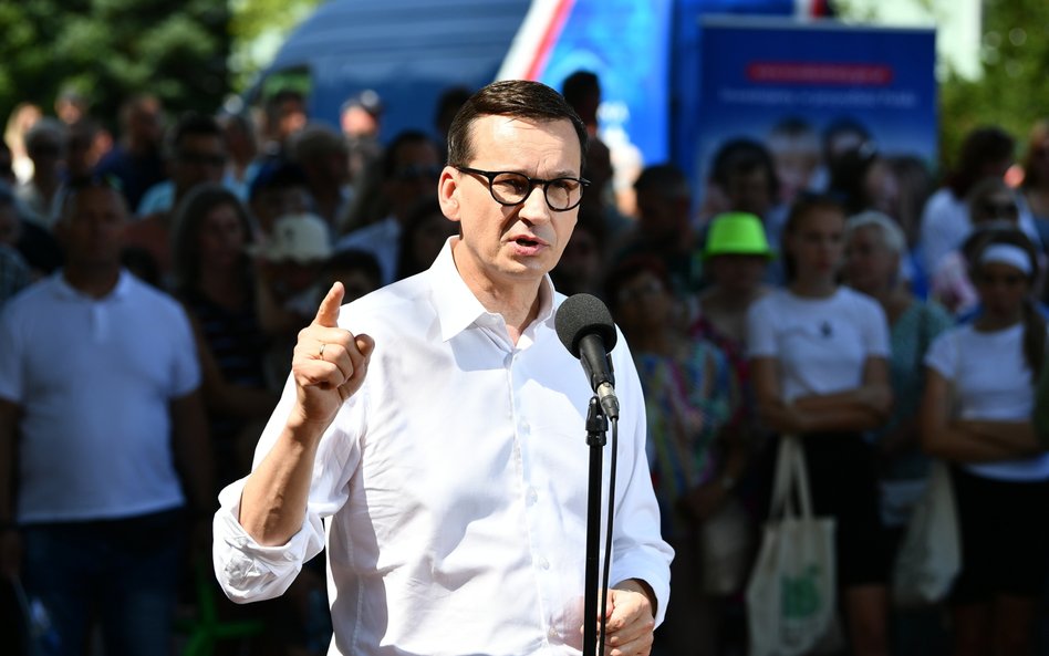 Premier Mateusz Morawiecki podczas pikniku rodzinnego 800+ w Kępicach.