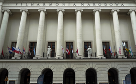 Z wojennej pożogi ocalały posągi Chopina i Moniuszki dłuta Władysława Mazura.  W 2001 roku wróciły n