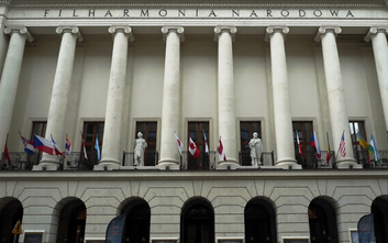 Z wojennej pożogi ocalały posągi Chopina i Moniuszki dłuta Władysława Mazura.  W 2001 roku wróciły n