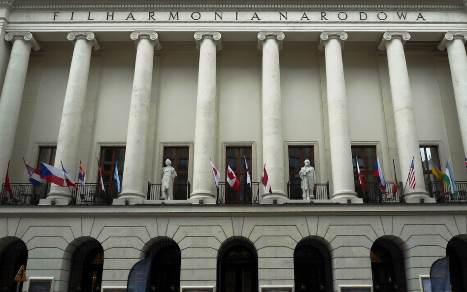 Z wojennej pożogi ocalały posągi Chopina i Moniuszki dłuta Władysława Mazura.  W 2001 roku wróciły n