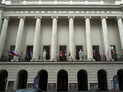 Z wojennej pożogi ocalały posągi Chopina i Moniuszki dłuta Władysława Mazura.  W 2001 roku wróciły n