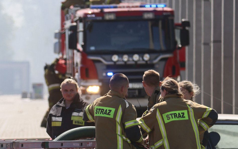 W ostatnim czasie często pojawiają się informacje o pożarach - na zdjęciu strażacy uczestniczący w g