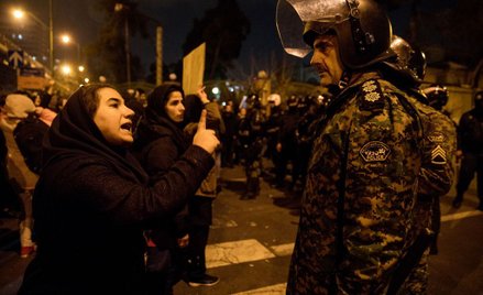 Iran: Władze strzelają do demonstrantów? Policja zaprzecza