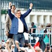 Jean-Luc Mélenchon, przywódca partii Francja Niepokorna i koalicji Nowego Frontu Ludowego, triumfuje