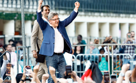 Jean-Luc Mélenchon, przywódca partii Francja Niepokorna i koalicji Nowego Frontu Ludowego, triumfuje