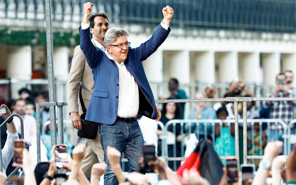 Jean-Luc Mélenchon, przywódca partii Francja Niepokorna i koalicji Nowego Frontu Ludowego, triumfuje