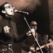 Maanam w czasie warszawskiego koncertu w 1996 r. Na pierwszym planie Kora, w tle Marek Jackowski i R