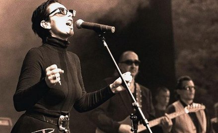 Maanam w czasie warszawskiego koncertu w 1996 r. Na pierwszym planie Kora, w tle Marek Jackowski i R