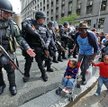 Około 10 tys. demonstrantów z hasłami: „Mówimy nie korporacyjnej chciwości”, przeszło w piątek ulica