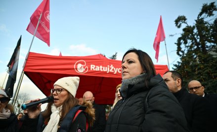 Aktywistka antyaborcyjna Kaja Godek (3P) na antyaborcyjnej pikiecie fundacji Ratuj Życie pod hasłem 