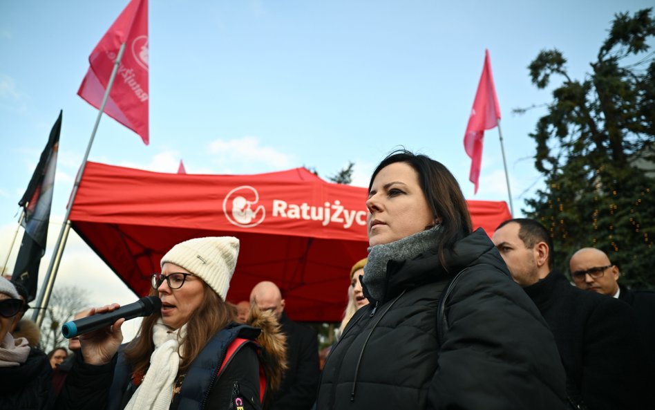 Aktywistka antyaborcyjna Kaja Godek (3P) na antyaborcyjnej pikiecie fundacji Ratuj Życie pod hasłem 
