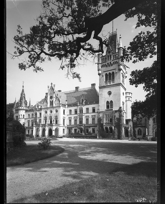 Pałac w Kopicach przed II wojną światową.