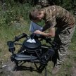 Ukraiński operator dronów montuje terminal Starlink na bezzałogowcu bojowym Wampir, fot. wykonana w 