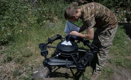 Ukraiński operator dronów montuje terminal Starlink na bezzałogowcu bojowym Wampir, fot. wykonana w 