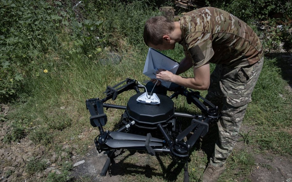 Ukraiński operator dronów montuje terminal Starlink na bezzałogowcu bojowym Wampir, fot. wykonana w 