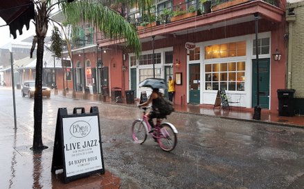 Nowy Orlean zalewany przez strugi deszczu huraganu Harvey