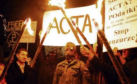 Dziesiątki tysięcy ludzi zwołały się w sieci na demonstracje przeciwko ACTA