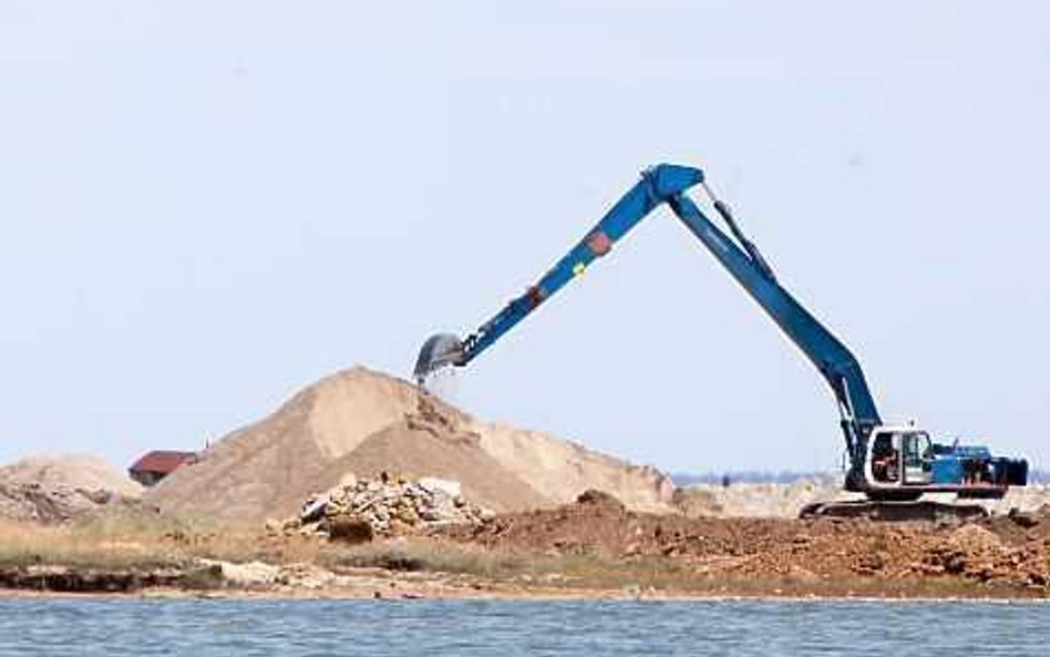 Rozkradana plaża koło krymskiej Eupatorii