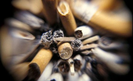 Nowe przepisy nakładają na koncerny tytoniowe obowiązek produkcji tzw. samogasnących papierosów